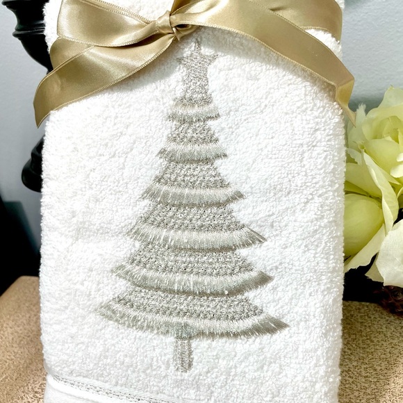 NWT Set of 2 Shimmering Christmas Tree 🎄 Hand Towels - Picture 7 of 9
